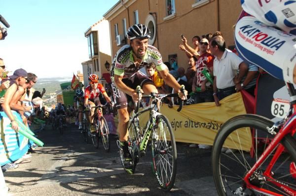 Juan Jose Cobo (Geox-TMC) follows the wheels.