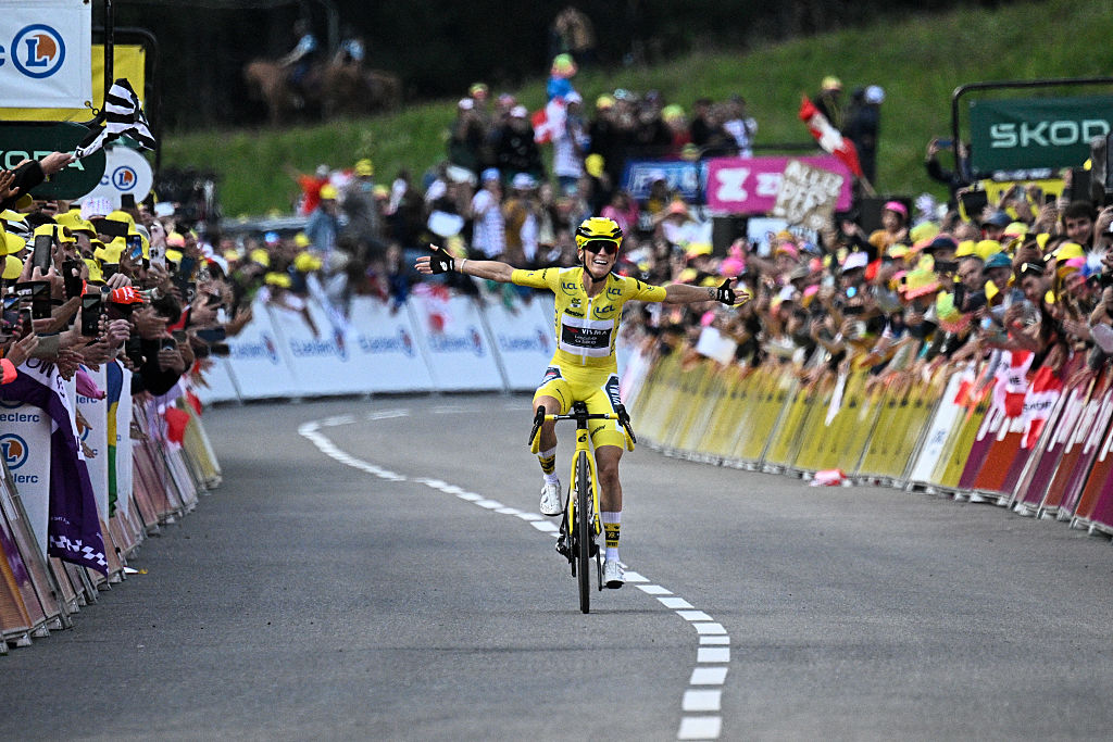Overall leader&#039;s yellow jersey Team Visma | Lease a Bike&#039;s French rider Pauline Ferrand-Prevot celebrates as she arrives to cross the finish line to win the 9th and final stage (out of 9) and the fourth edition of the Women&#039;s Tour de France cycling race, 124.1 km from Praz-sur-Arly to Chatel, in Chatel eastern France, on August 3, 2025. (Photo by JULIEN DE ROSA / AFP)