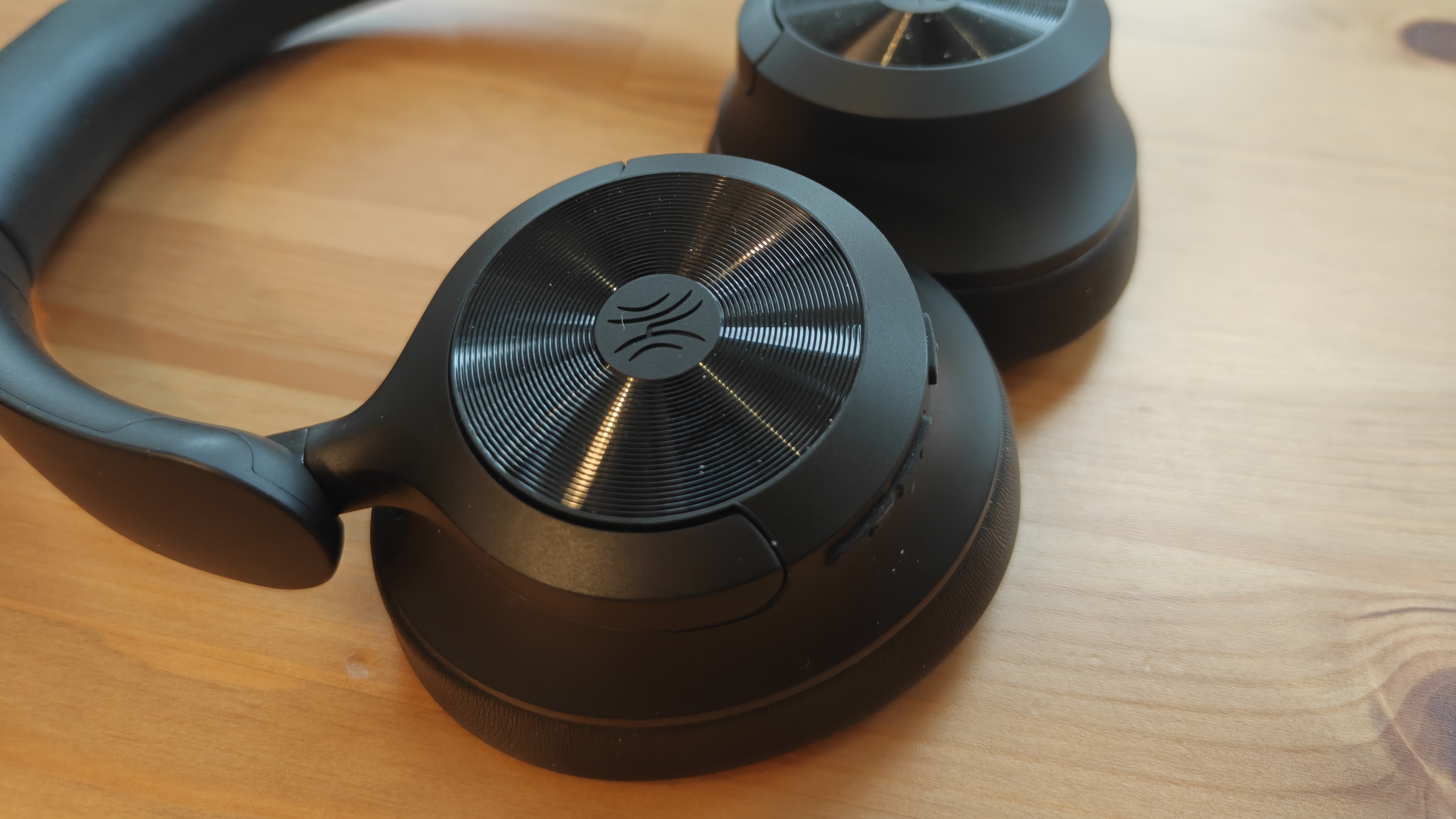 OneOdio Focus A1 Pro على طاولة خشبية.