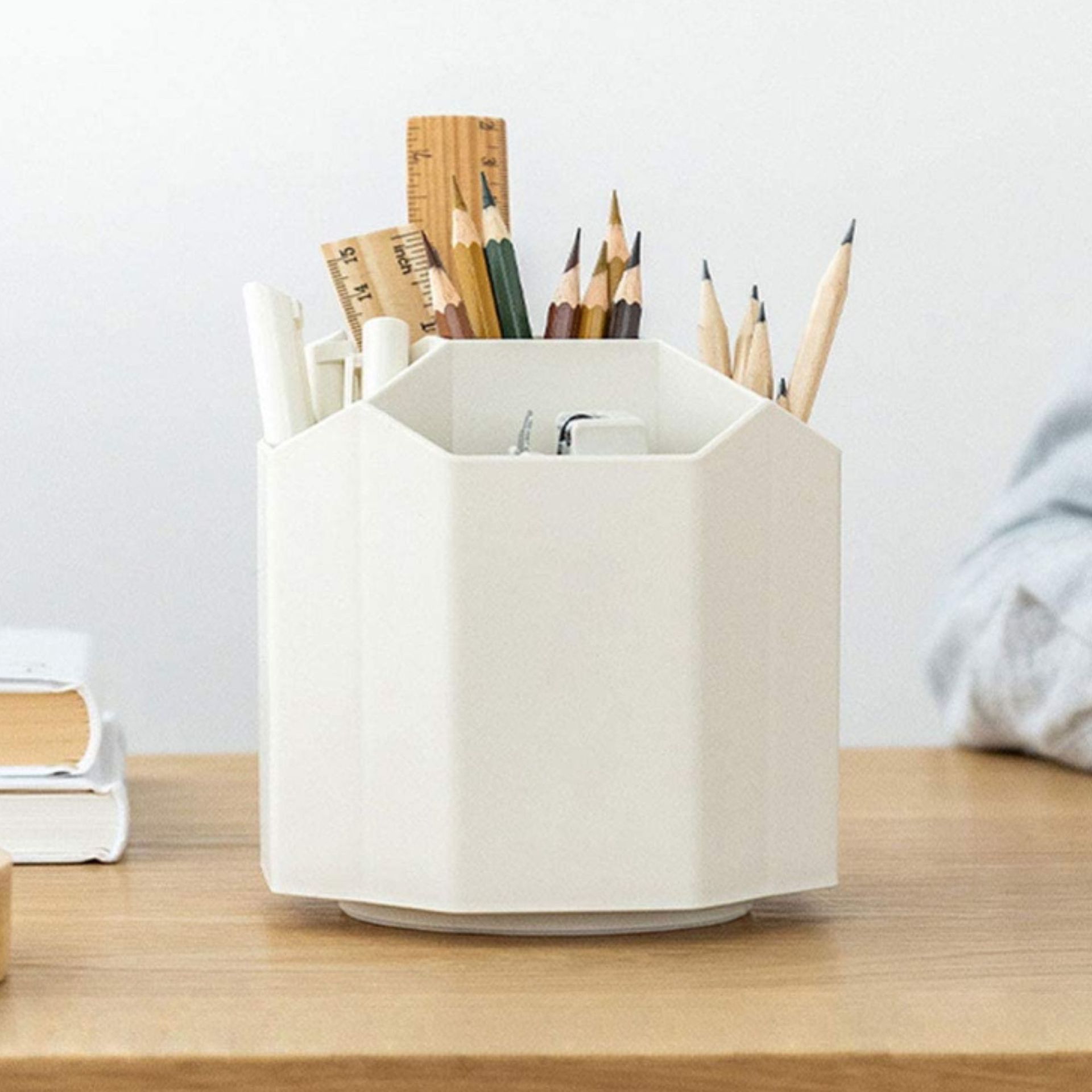 Penyelenggara meja berwarna krem di atas meja