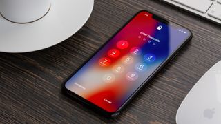 Beste VPN for iPhone: En låst iPhone ligger på et bord