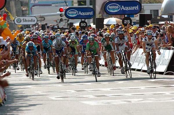 Robbie McEwen (Davitamon) wins the sprint for sixth