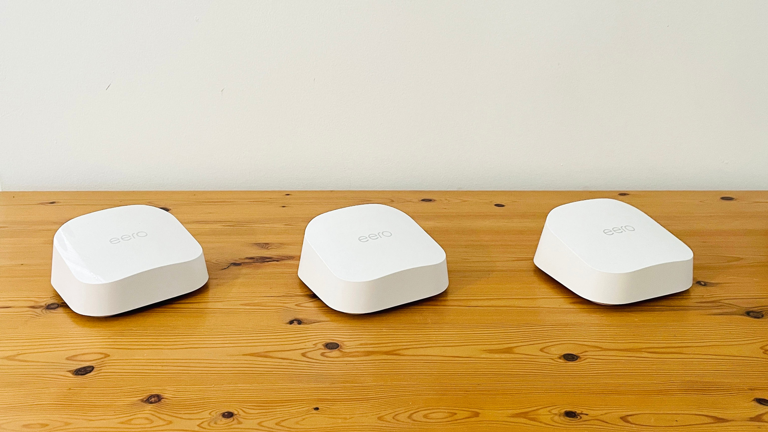 Eero 7 grid Wi-Fi system rests on the desk