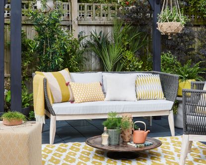 cleaning outdoor furniture cushions