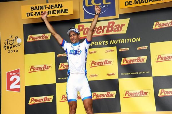 Stage winner Sandy Casar (Fran&ccedil;aise des Jeux) salutes the crowd.