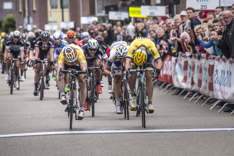 Andre Greipel wins in a photo finish over Moreno Hofland