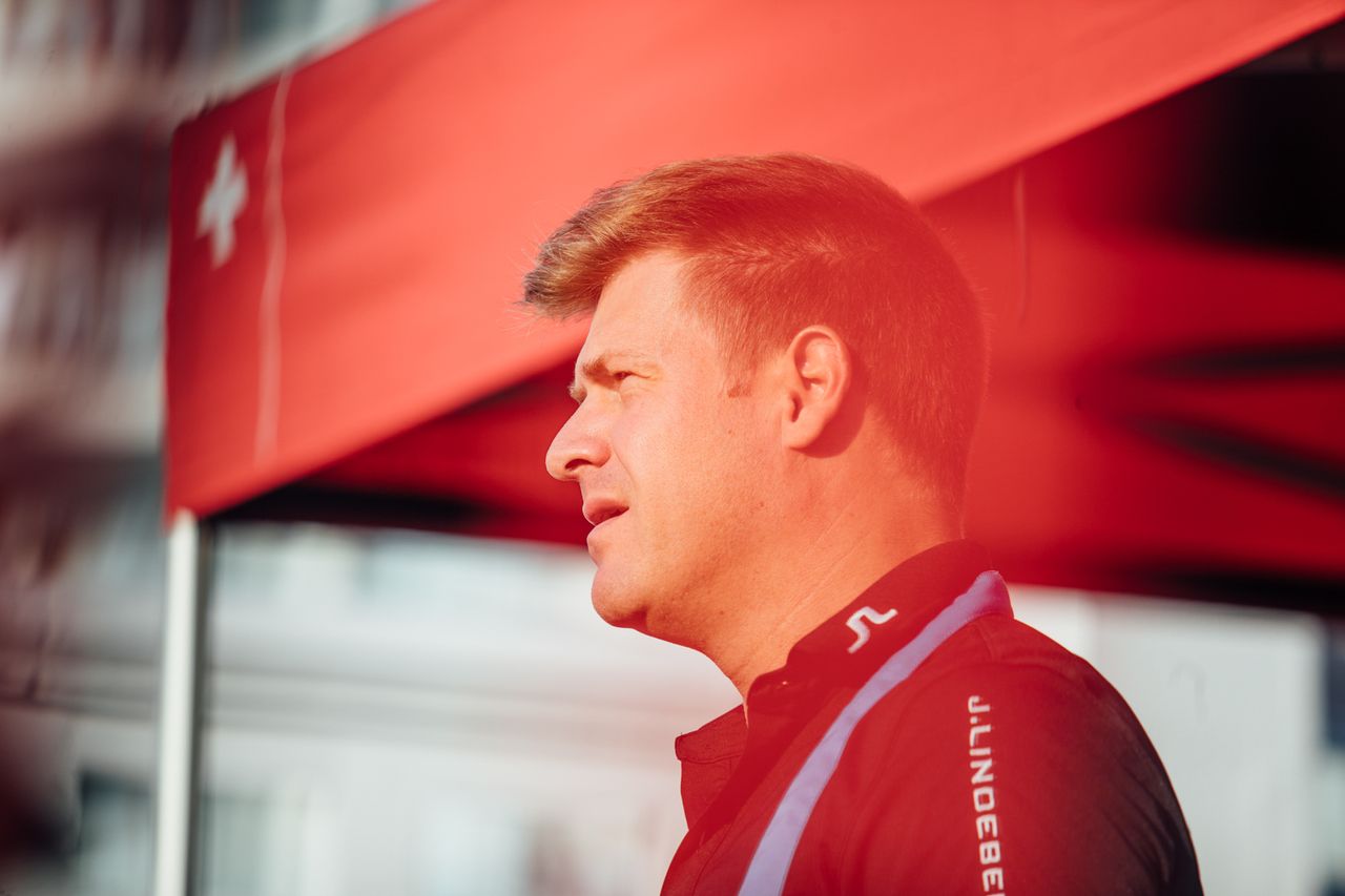 BMC mechanic J&uuml;rgen Landrie discussing final TT set up before the opening time trial at the Vuelta a Espana.