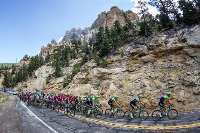 The field comes by in chase of the break