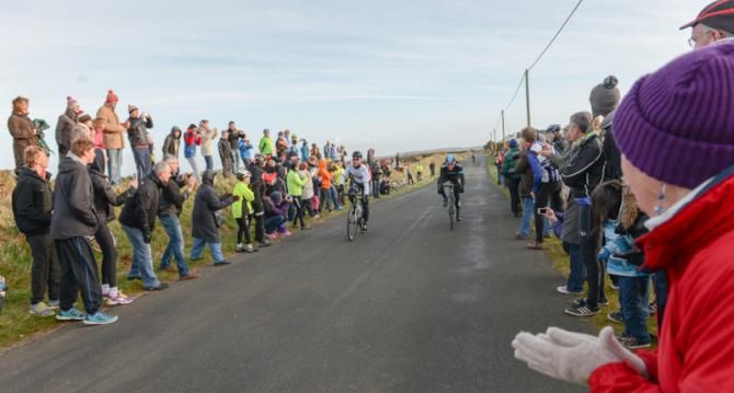 Mark Cavendish puts his arm up in celebration