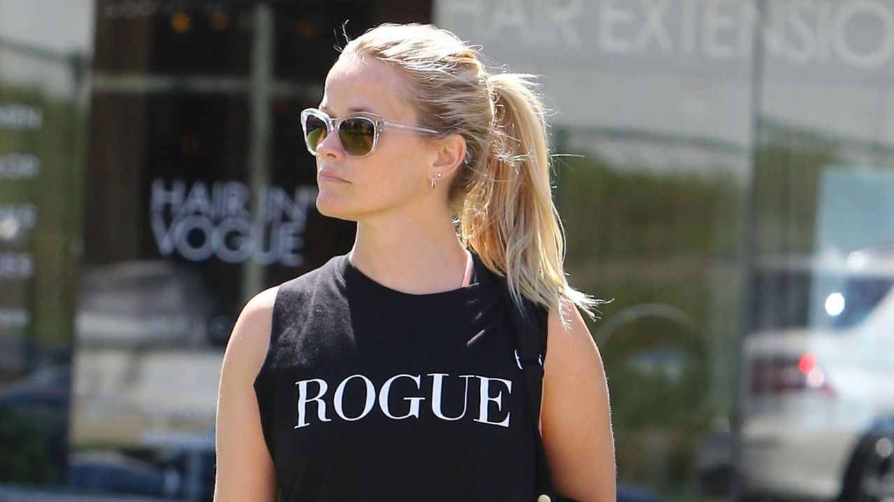 reese witherspoon wearing sunglasses