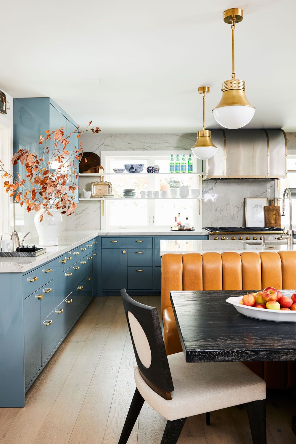 Cette maison familiale glamour, pratique et accueillante dans l'Utah comprend une cuisine bleue très élégante