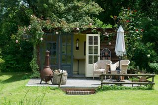 garden_building_wicker_chairs_studio