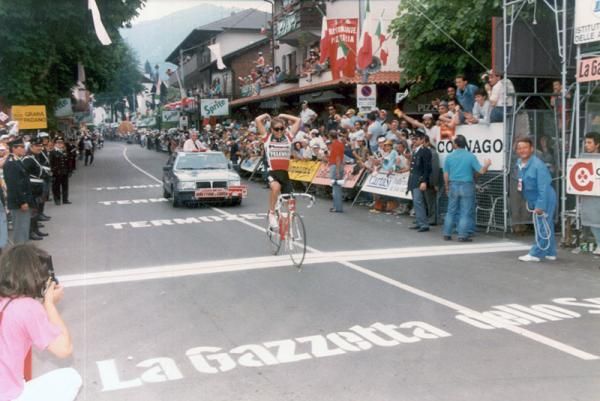 Andy Hampsten solos to victory on stage 12 at the 1988 Giro d'Italia.