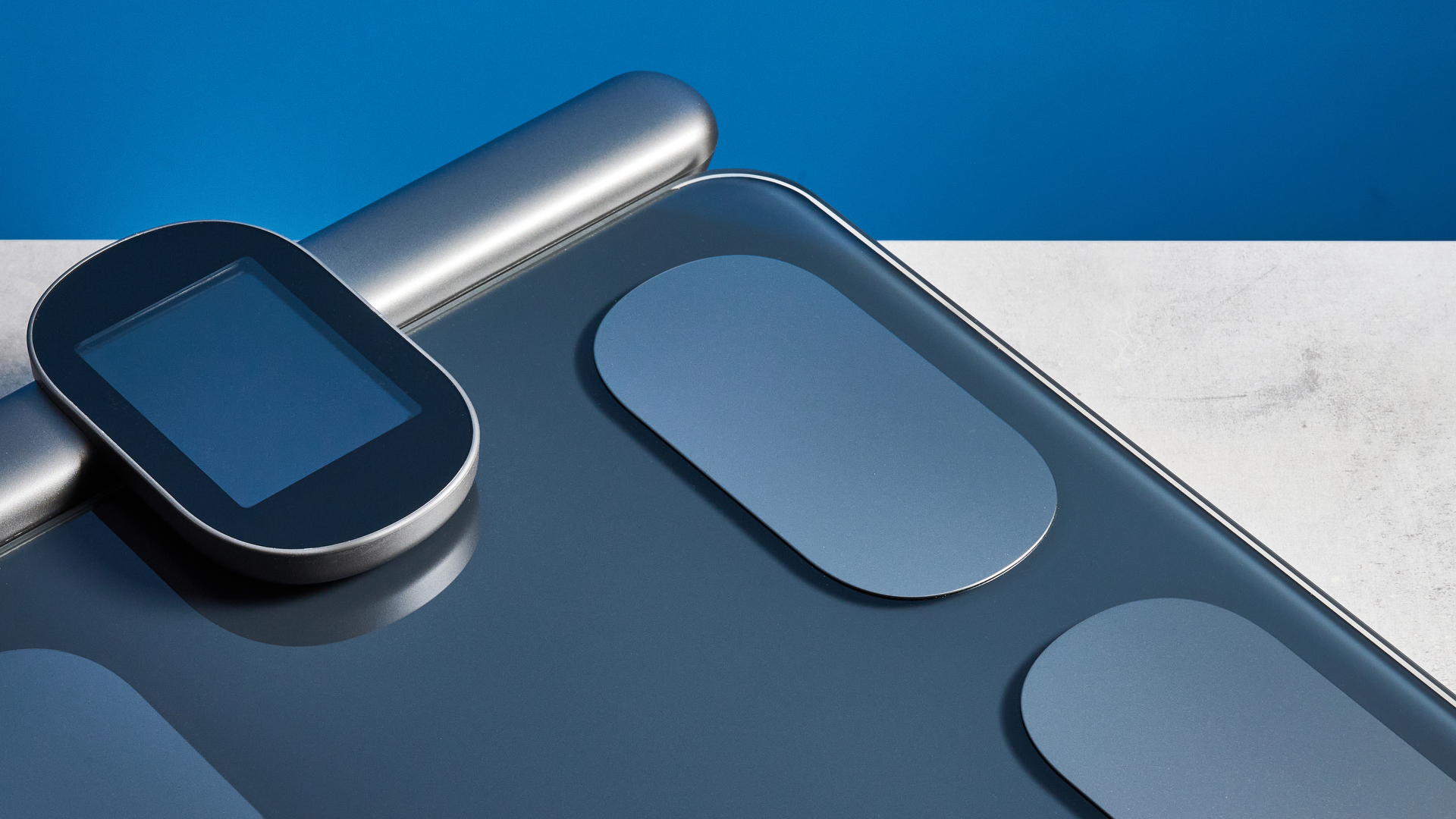 the oxiline scale md pro against the blue tom's guide background