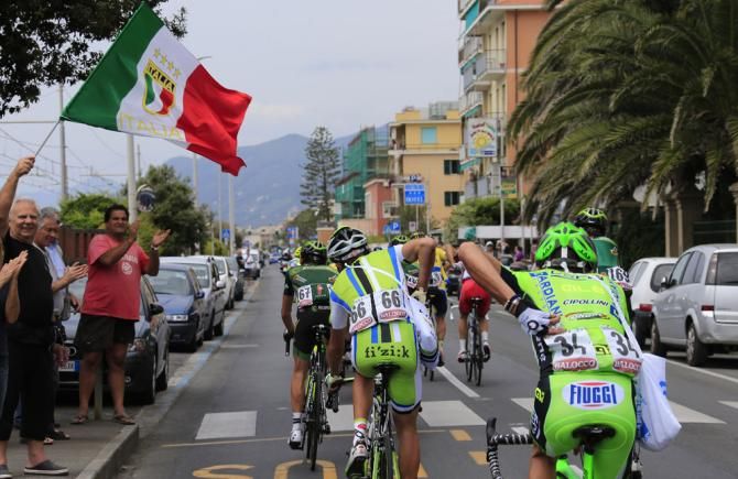 The peloton get their food
