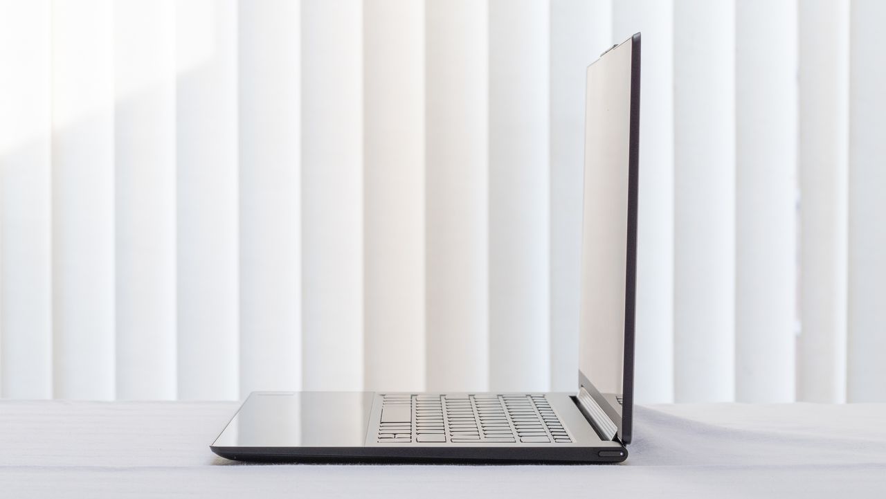 Right hand view of the Lenovo Yoga 9i 14in (Shadow Black)
