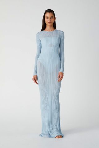model mengenakan maxi dress warna biru muda