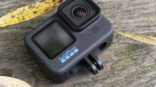 GoPro Hero 10 Black actionkamera på en træbænk