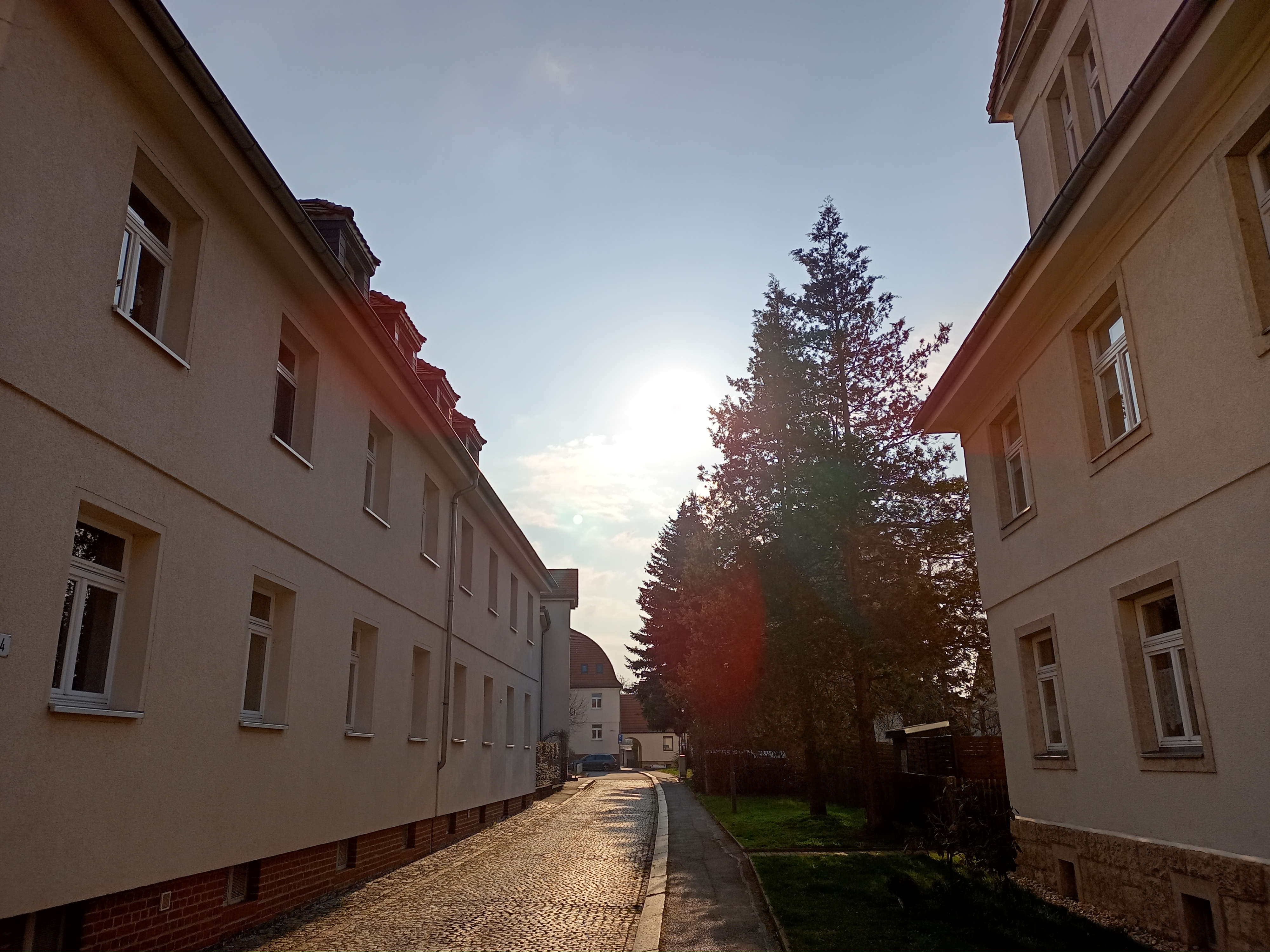 Sonnenschein in Häuserreihe