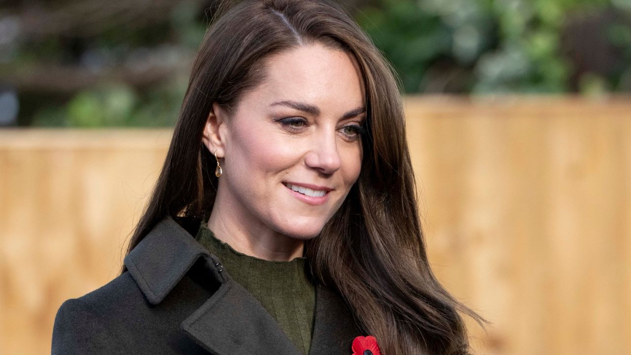  Kate Middleton&#039;s khaki trench coat: Catherine, Princess of Wales visits Colham Manor Children&#039;s Centre in Hillingdon with the Maternal Mental Health Alliance on November 9, 2022 in Uxbridge, England. 