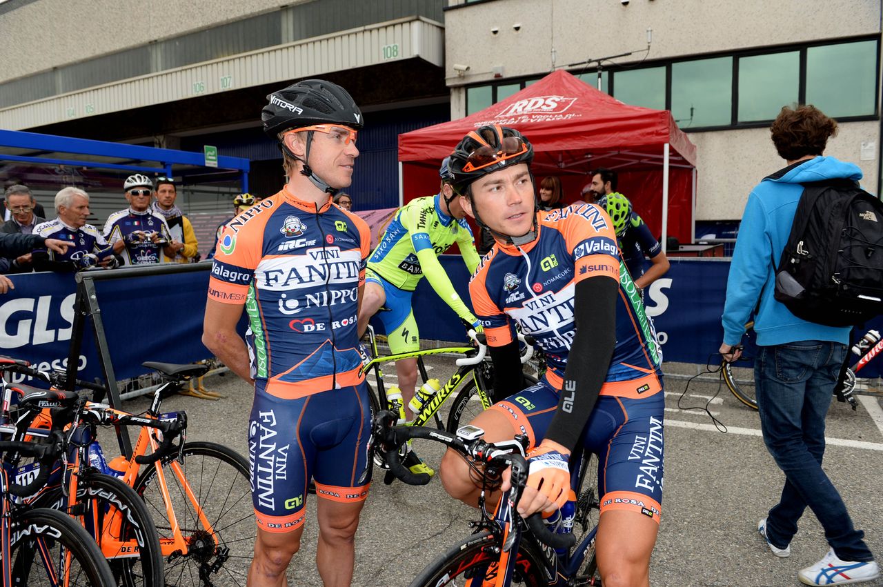 Damiano Cunego talks to Alessandro Malaguti before the start