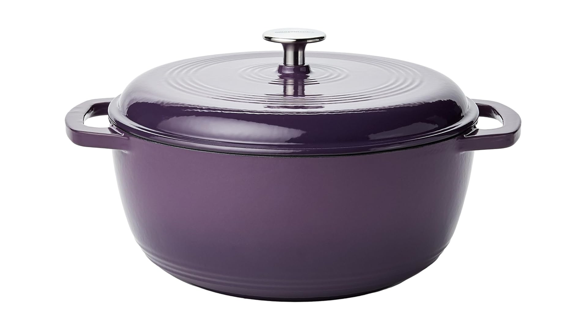 Amazons Basics Dutch oven in purple