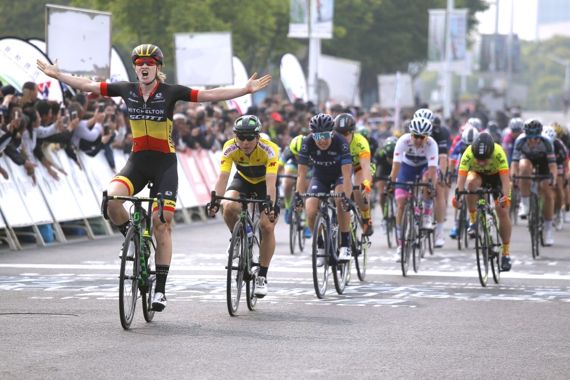 Jolien d'Hoore wins the bunch sprint, but it's only for sixth place