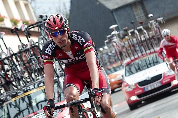 Alessandro Ballan going back to the team cars.