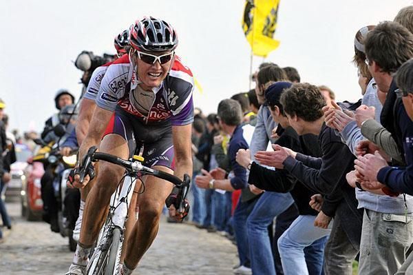 Johan Van Summeren rides the cobbles at the 2009 Paris-Roubaix.