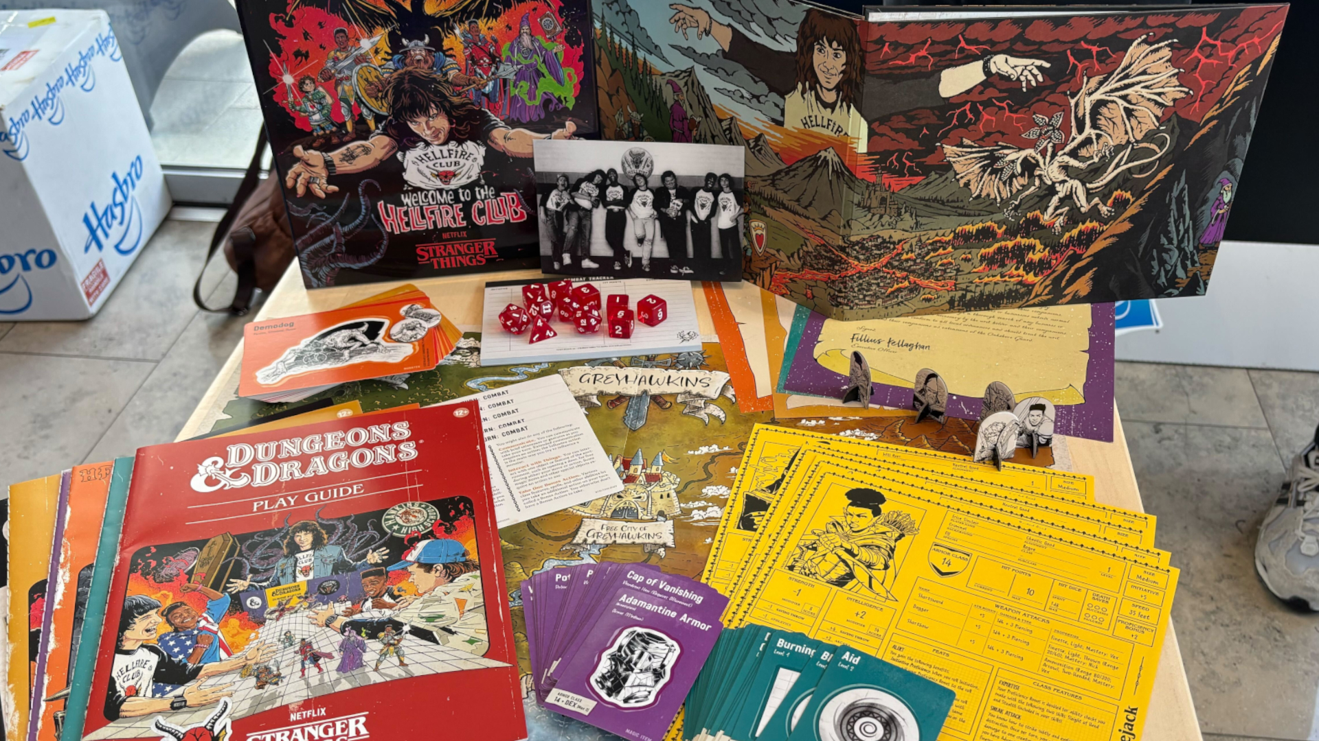 Dungeons &amp;amp; Dragons Welcome to the Hellfire Club contents on a table
