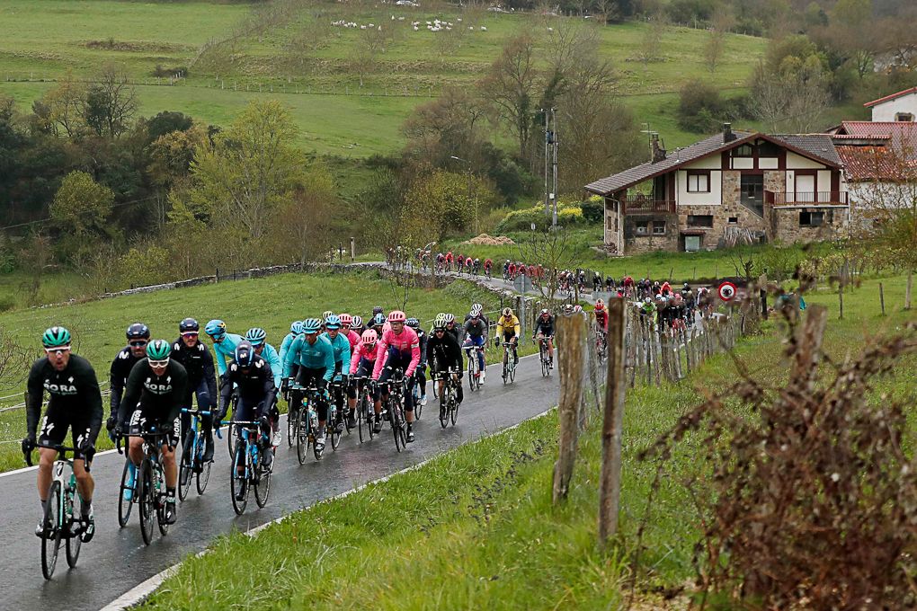 A soggy Pais Vasco peloton on stage 4
