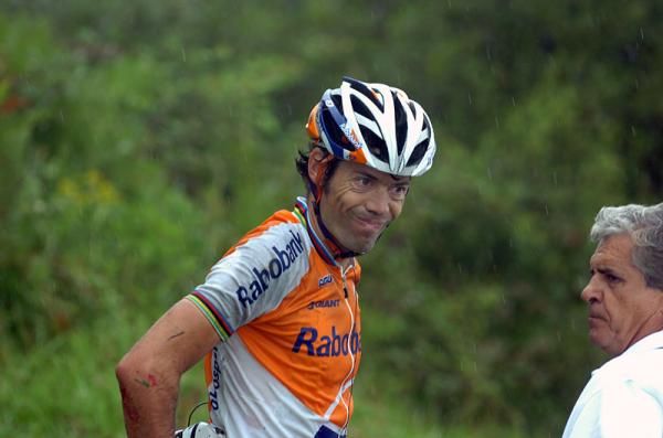 Oscar Freire (Rabobank) looks none too pleased with crashing during the Cl&aacute;sica San Sebasti&aacute;n.
