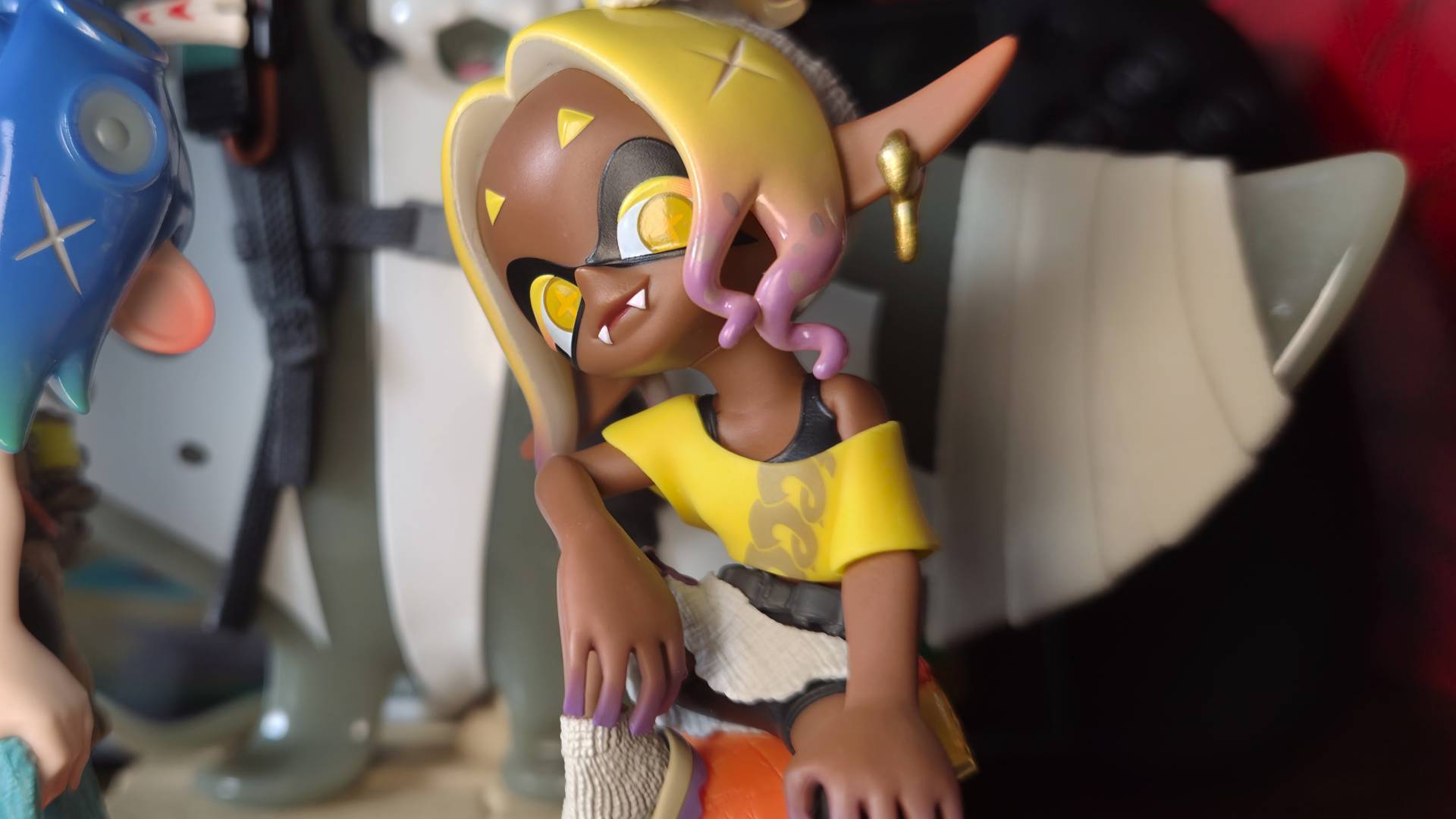 Close up of the Frye amiibo as part of the Splatoon Raiders set.