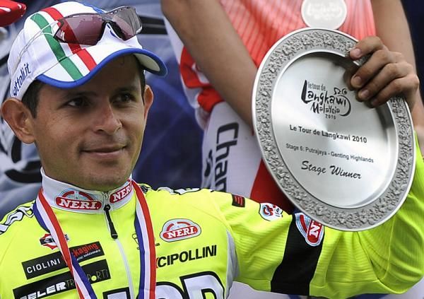Stage winner Jos&eacute; Rujano (ISD - Neri) receives his trophy.