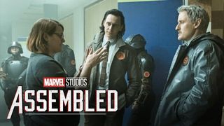 Instruktøren taler med de to hovedroller i Loki