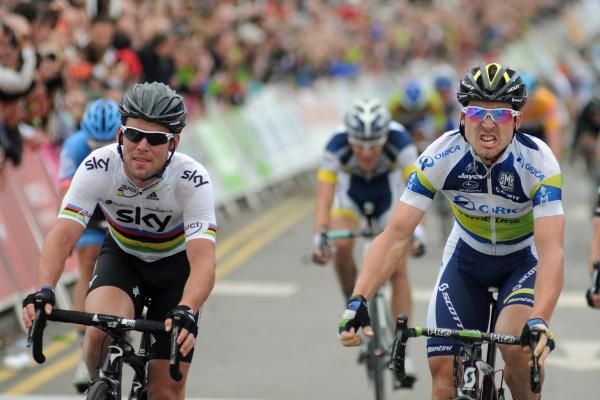 Leigh Howard (Orica-GreenEdge) wins the sprint over Mark Cavendish (Sky)