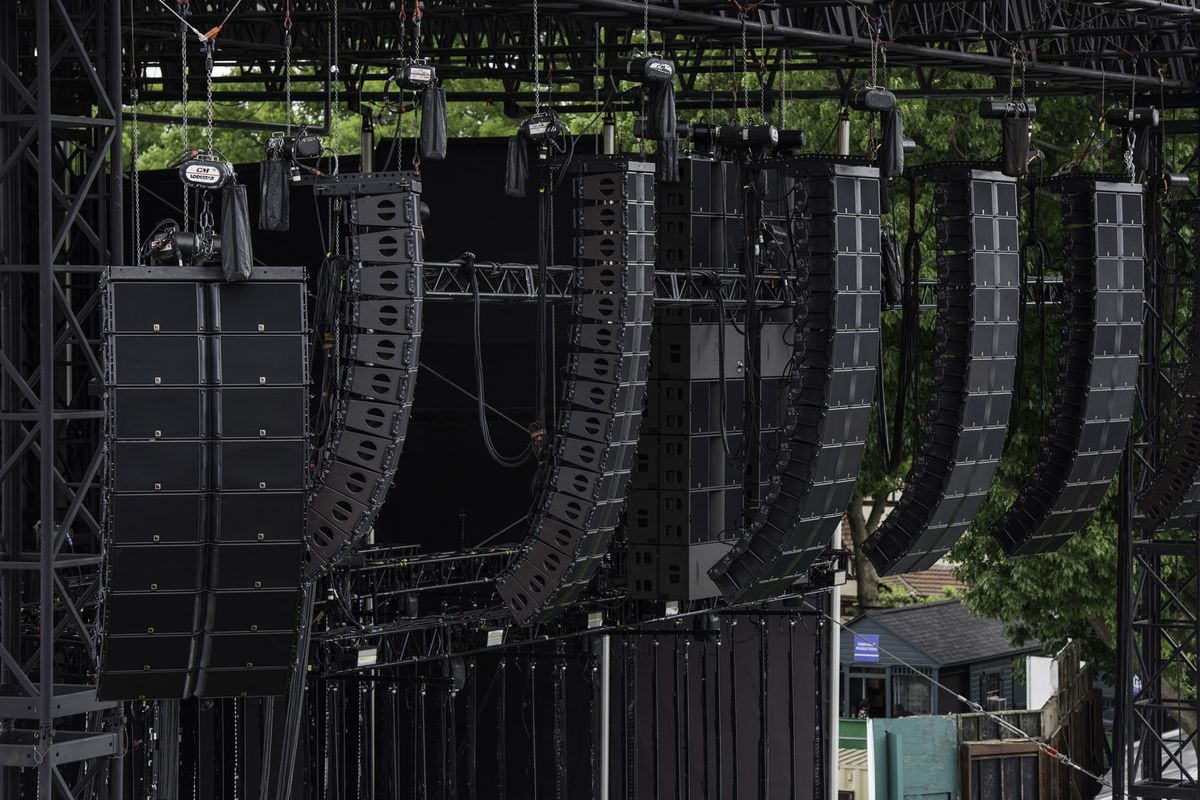 送料無料 日本 L-Acoustics Uses alt-J at AVNetwork | Stadium Hills Forest その他
