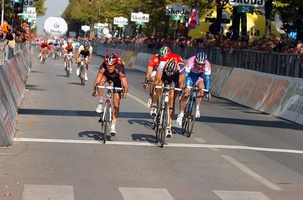 Philippe Gilbert (Silence-Lotto) wins the Giro del Piemonte ahead of Daniel Moreno (Caisse d'Epargne), left, and Francesco Gavazzi (Lampre - N.G.C.), right.