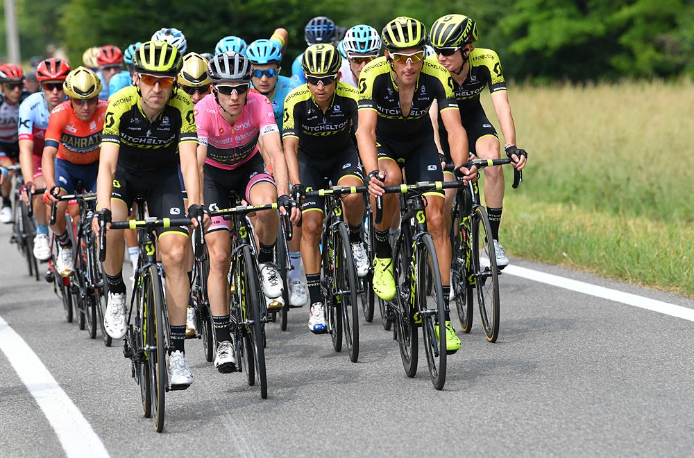 Simon Yates (Mitchelton-Scott) sits in the field with his teammates