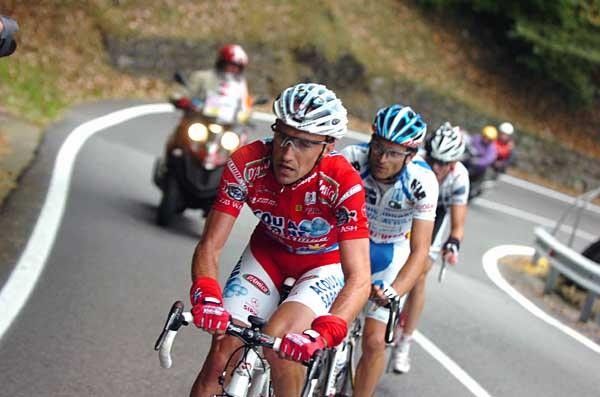 But it was Stefano Garzelli (Acqua Sapone-Caff&egrave; Mokambo) who did most of the work later and Simoni was quickly dropped.