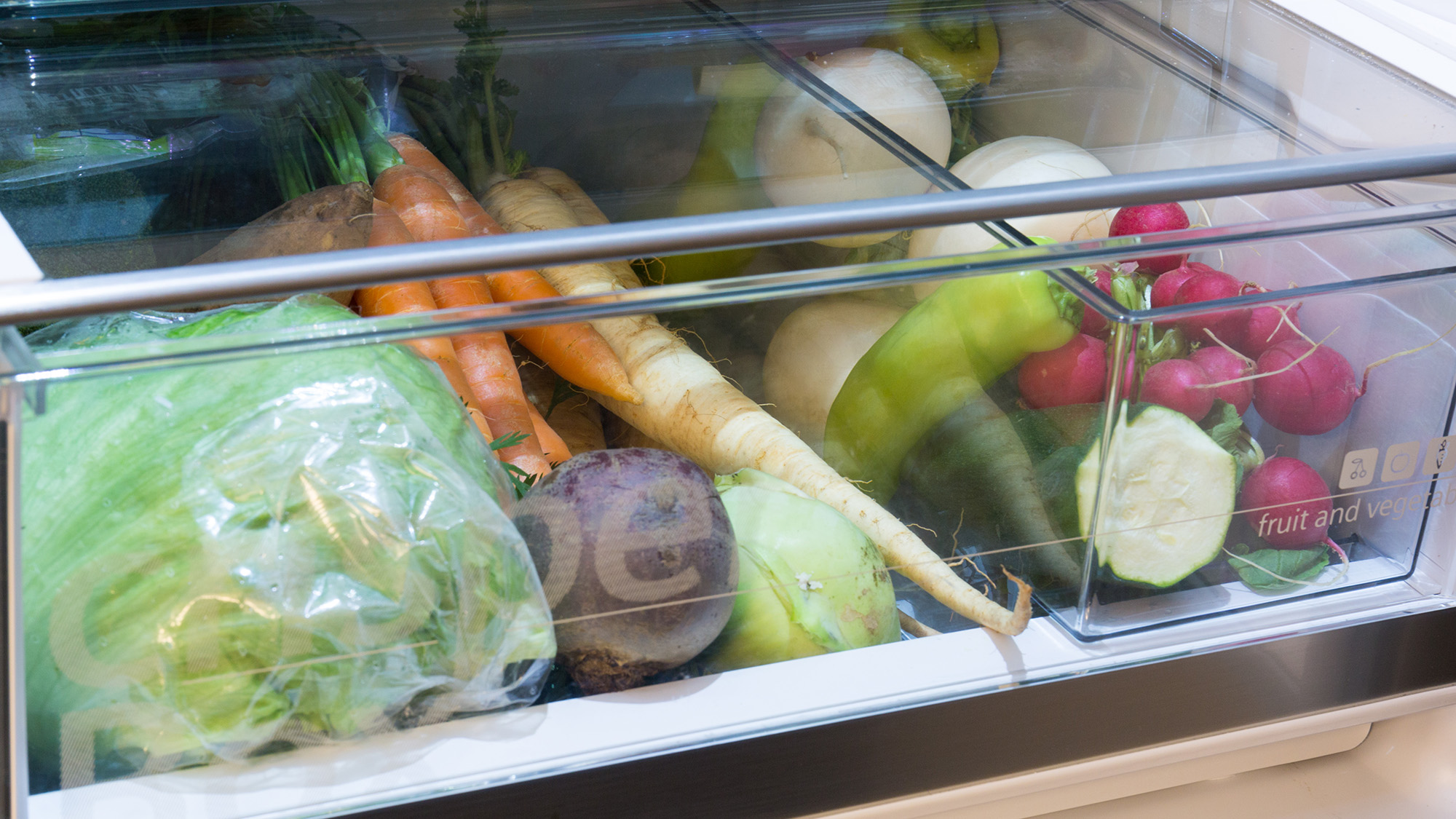 Refrigerator crisper drawer