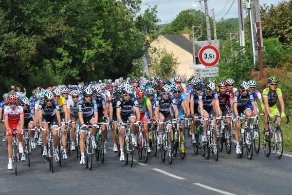 The peloton rolls along in the neutral section at the start of stage three.
