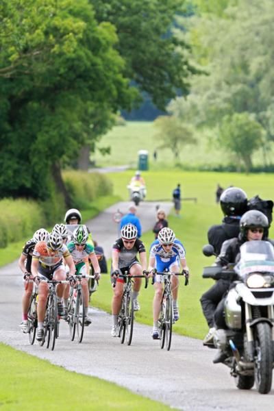 Nicole Cooke (Team Faren - Honda) and Sarah Byrne (Cycle Premier - Kovert) head the main chase group in pursuit of the four leaders