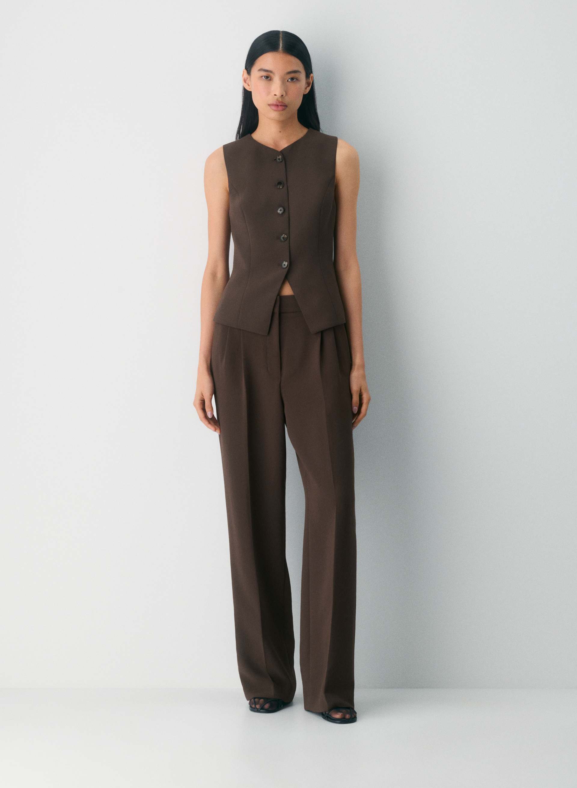 Aritzia, Regal Vest