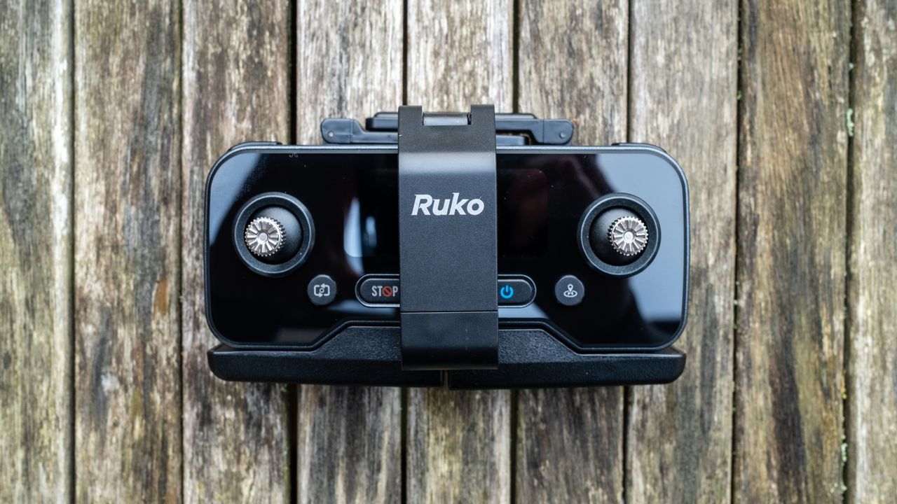 Ruko F11GIM2 Drone - controller.