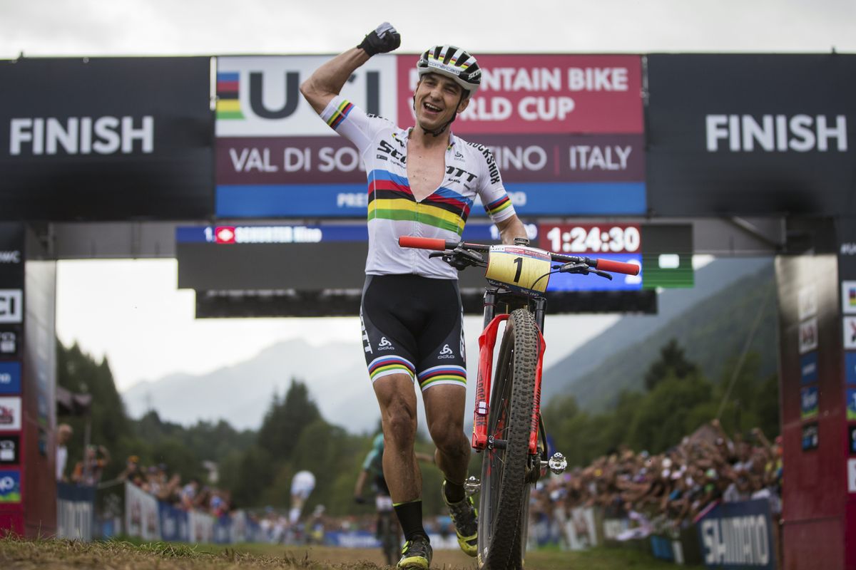 Nino Schurter celebrates his World Cup sweep