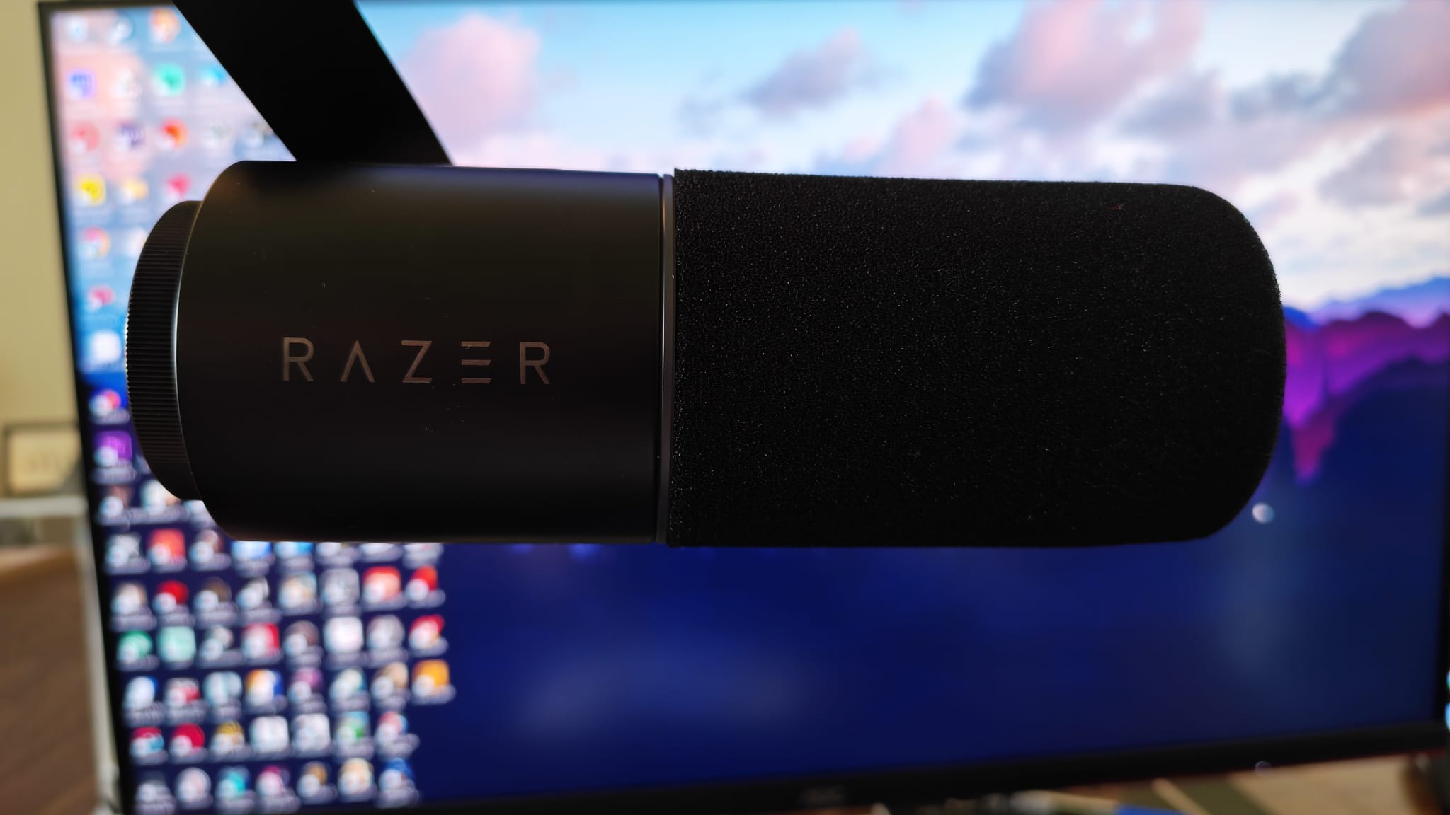 The Razer Seiren V3 Pro