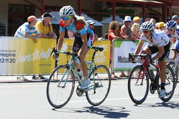 Shara Gillow (Jayco-AIS) leads Chloe Hosking (HTC-HighRoad) out of a corner