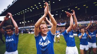 LIVERPOOL, UNITED KINGDOM - MAY 06: Everton player Andy Gray applauds the fans after a 2-0 victory against QPR in a League Division one match on May 6, 1985. (Photo by David Cannon/Getty Images)