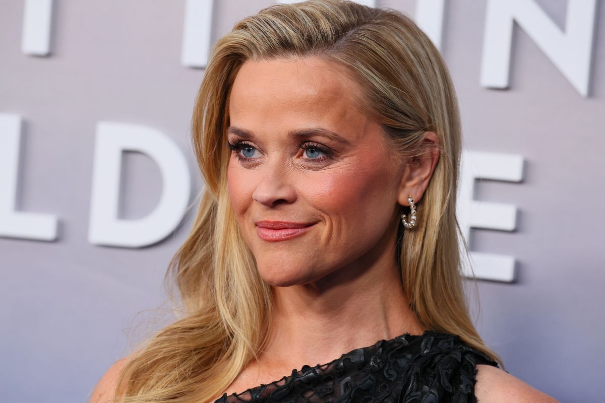 Ce matériau de canapé est le nouveau Bouclé et il porte le sceau d'approbation de Reese Witherspoon.